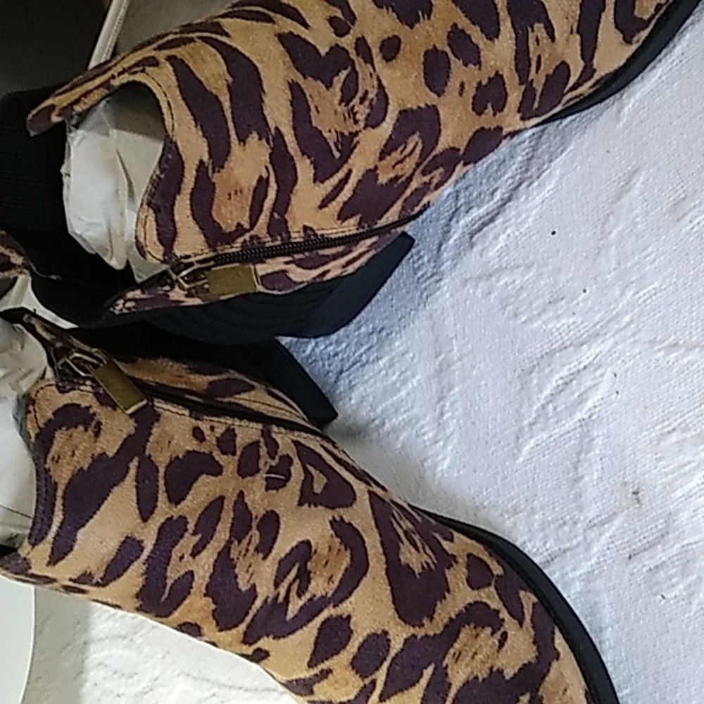 Booties size 10ww/wc NIB